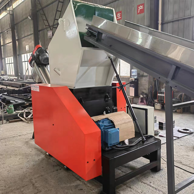 Máy nghiền nhựa với băng tải đai